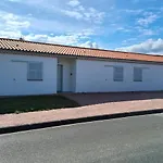 Maison Proche Clermont Et Riom 4 Et 4 Sbd , Climatisé Avec Parking Gratuit Appartamento